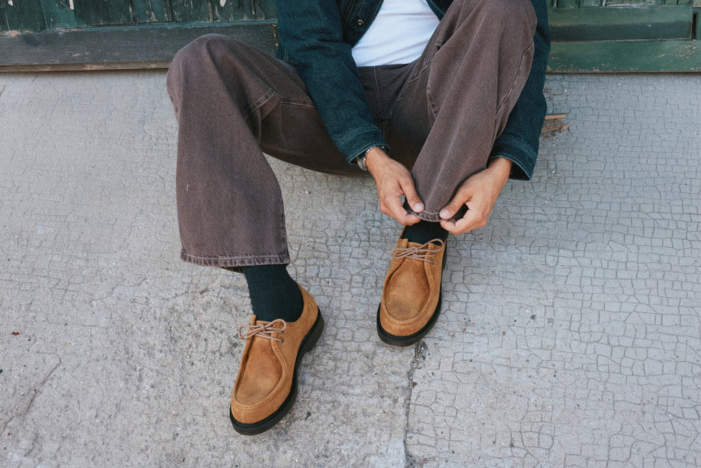 Une paire de bottines et une paire de mocassins Odaje en cuir, présentées par la marque.