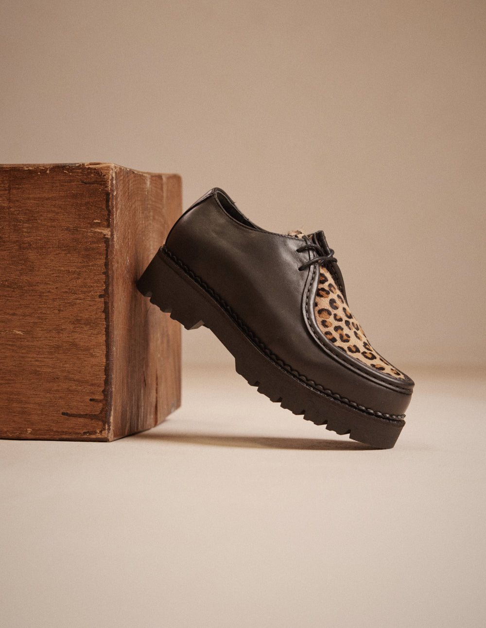 Derbies Deborah - Cuir noir et pony leopard